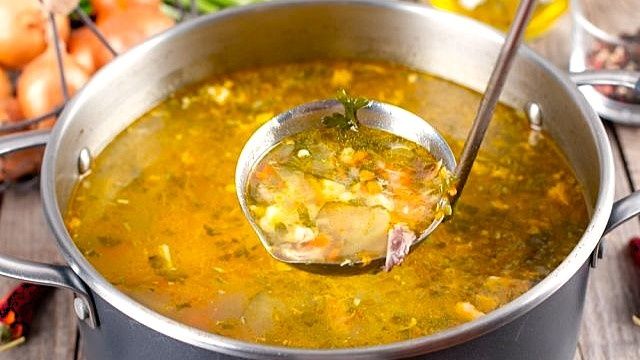 рассольник: как две столицы предлагают свои уникальные версии любимого супа