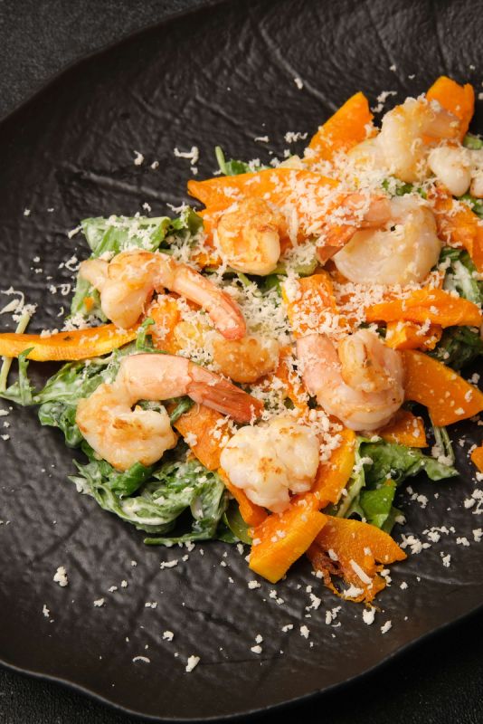 Салат с тыквой и нежными креветками