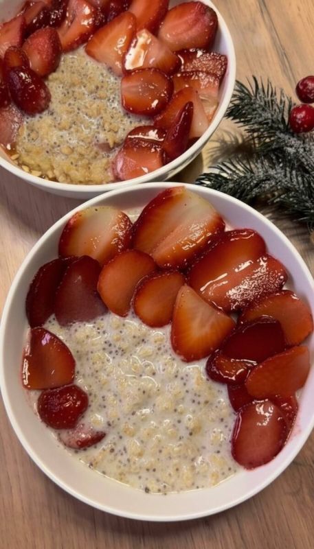 Ароматная овсянка: завтрак в стиле slow living с клубникой и сливками