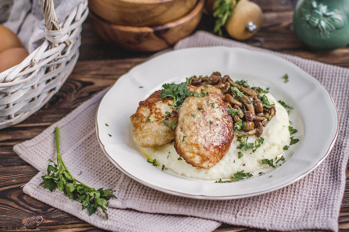 Нежные котлеты из индейки с картофельным пюре и опятами: простой рецепт