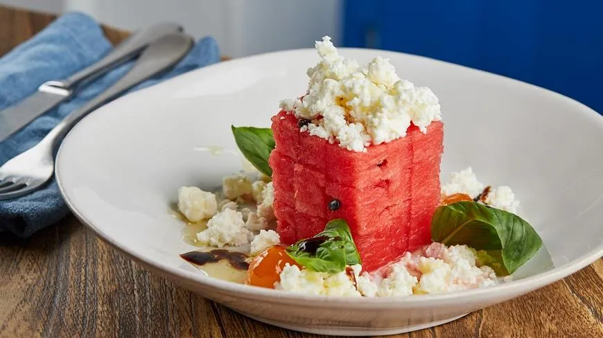 Тартар из арбуза с фетой и черным кунжутом