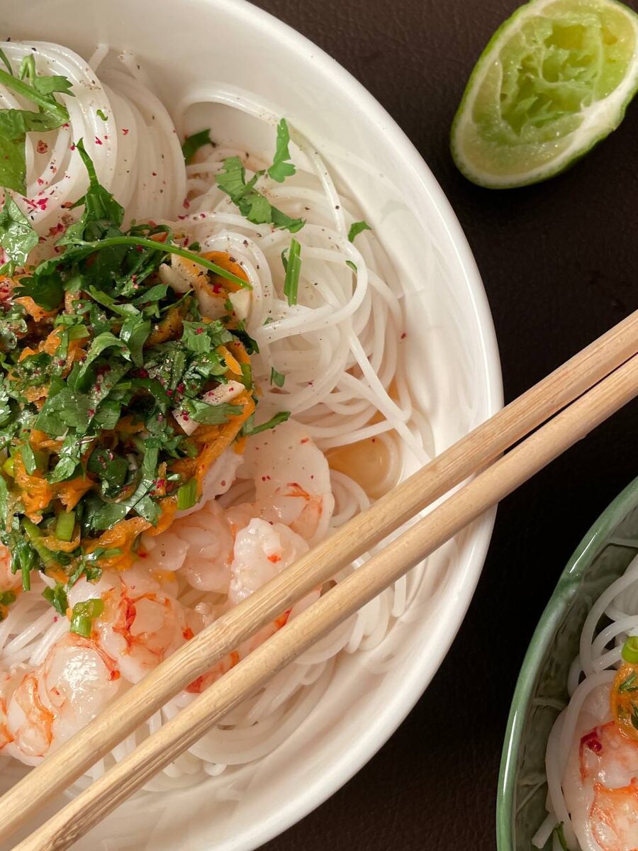 Насыщенная лапша с креветками в восточном стиле