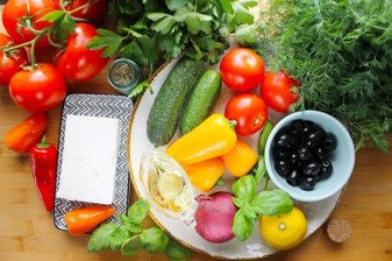 Греческий салат с фетакой: быстро и вкусно всего за 10 минут
