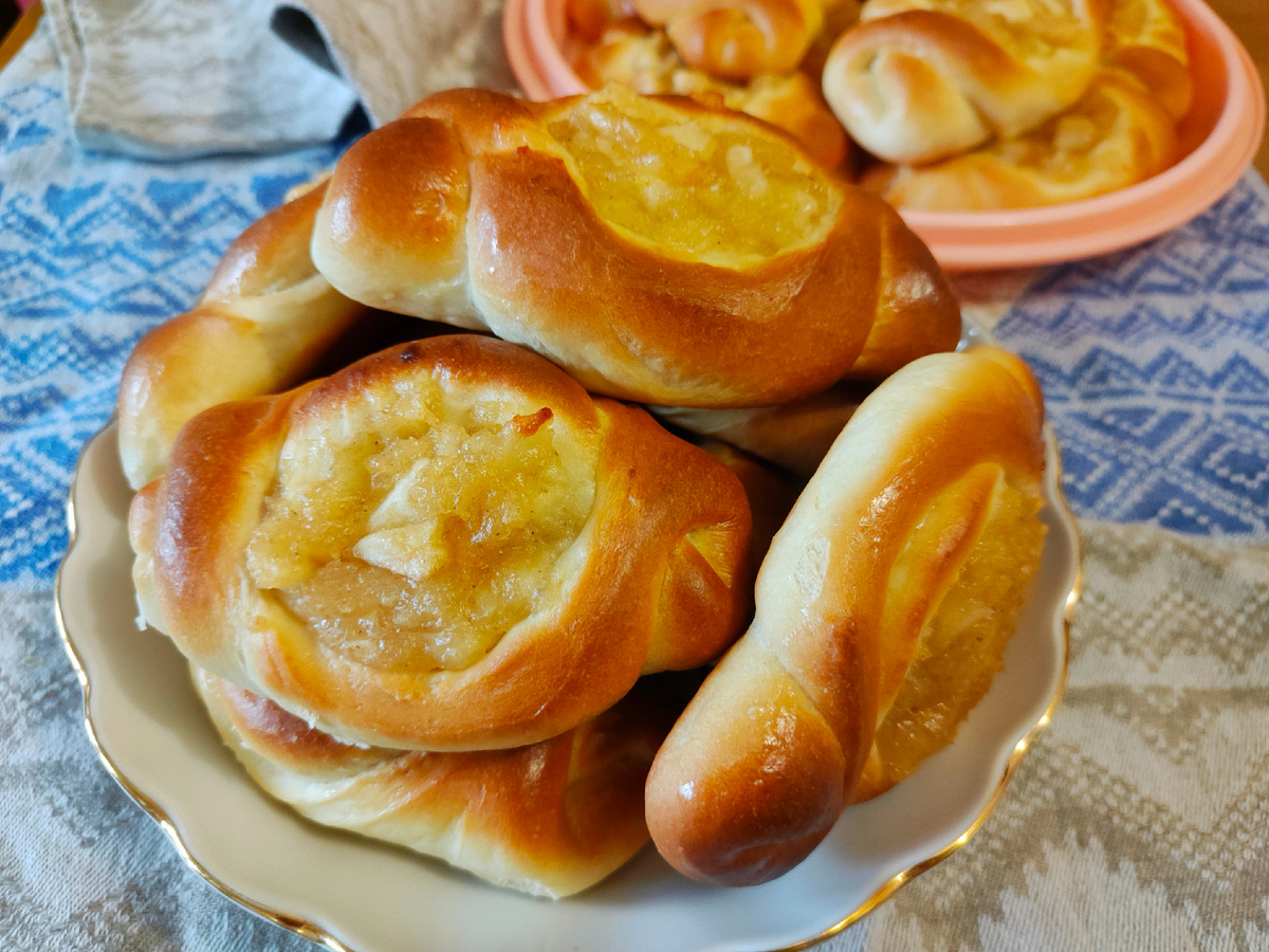 Сладкие булочки с яблоками: шаг за шагом к успеху
