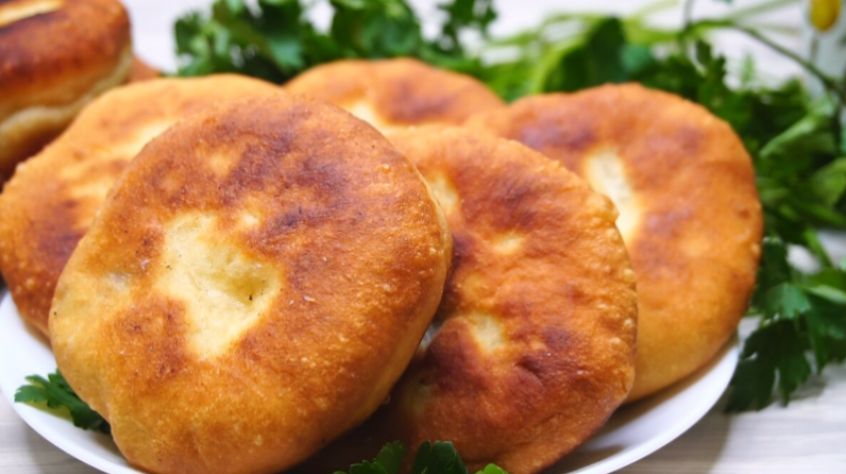 Пышные беляши на кефире: простота готовки и вкус, которые порадуют
