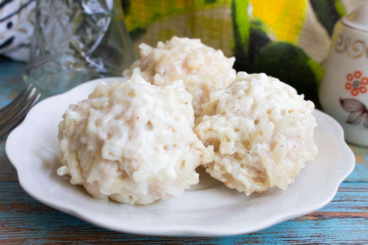 Нежные куриные тефтели в сметанном соусе: легко и вкусно