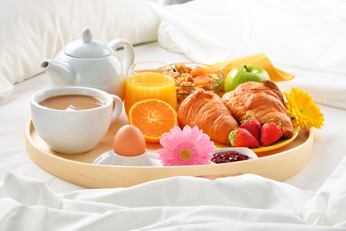 Завтрак в постель: как порадовать любимых с помощью кулинарии