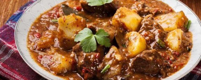 Говядина, тушёная с картошкой в томатно-горчичном соусе