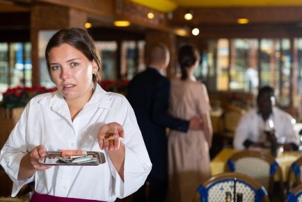 Как взгляды молодежи формируют наше общество: реакция на труд официантов