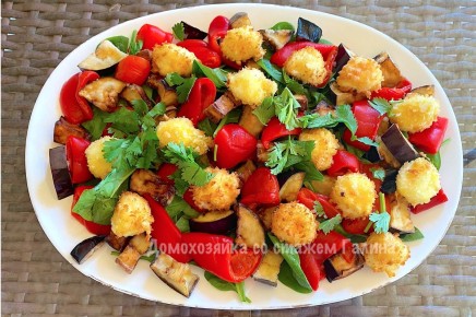 Необычный салат с сырными шариками и хрустящими баклажанами, который украсит ваш стол