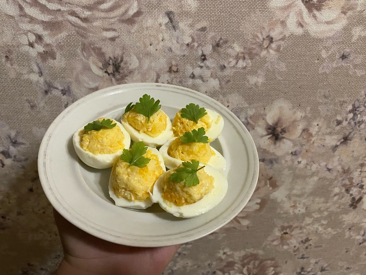 Непревзойденный перекус: яйца с сыром и чесноком на вашу закуску