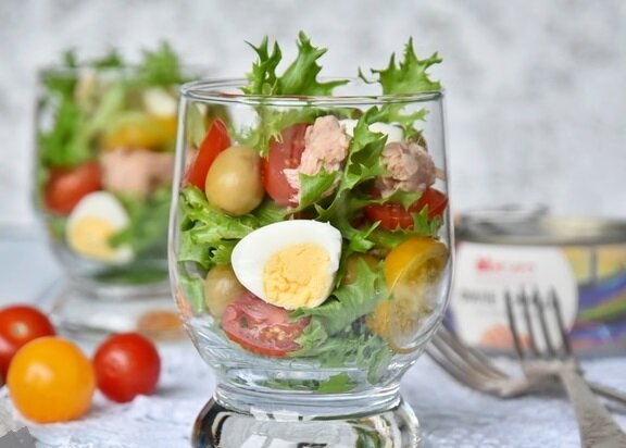 Салат с консервированным тунцом в стилевом исполнении