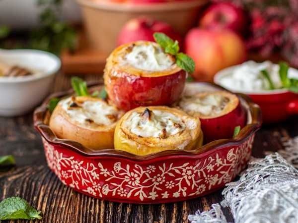 Сочный десерт: Запеченные яблоки с йогуртом