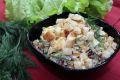 Салат с курицей, фасолью и хрустящими сухариками