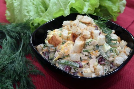Салат с курицей, фасолью и хрустящими сухариками