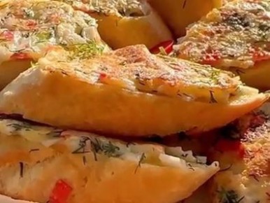 Необычное сочетание: гренки с крабовыми палочками на завтрак