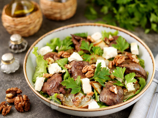 Теплый салат с печенью и грушей: неожиданный вкусный дуэт