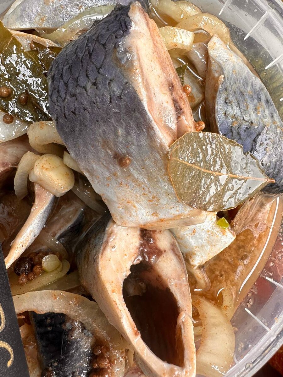 Вкусное угощение: селедочка в пряном посоле с луком по заманчивой цене