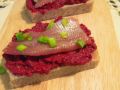 Новый взгляд на традиционный бутерброд с селедкой и свеклой