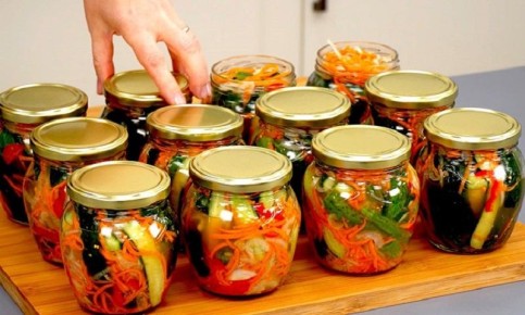 Украсим зиму: три рецепта огуречных салатов на любой вкус