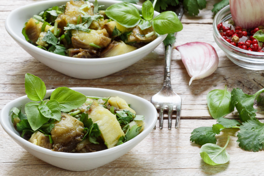 Пикантные баклажаны с базиликом и китайскими специями – идеальное летнее блюдо