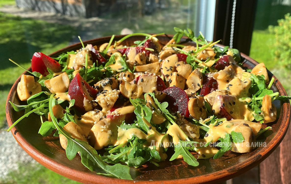 Нежный салат с маринованной свеклой и пикантными шампиньонами для летних дней