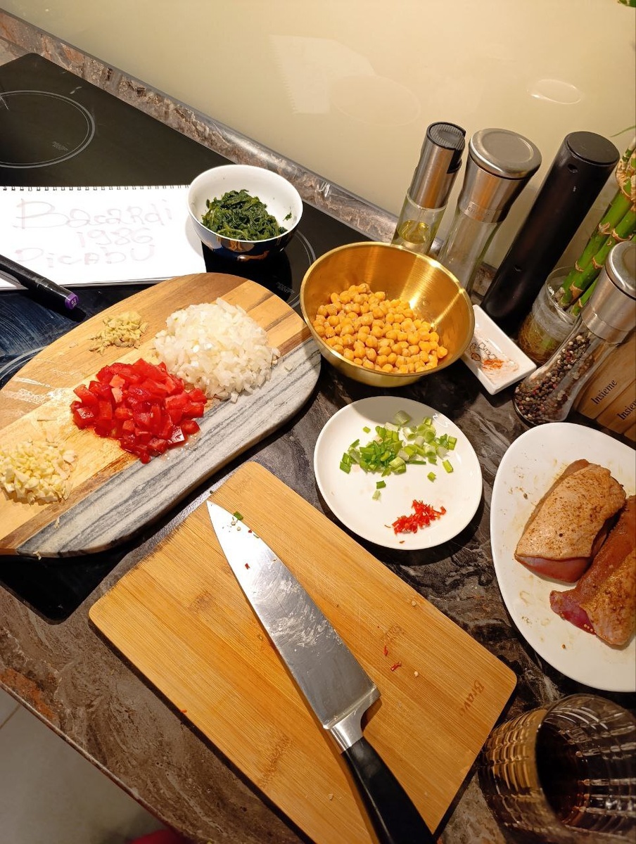 Вкусные утиные грудки с нутом и пряным карри