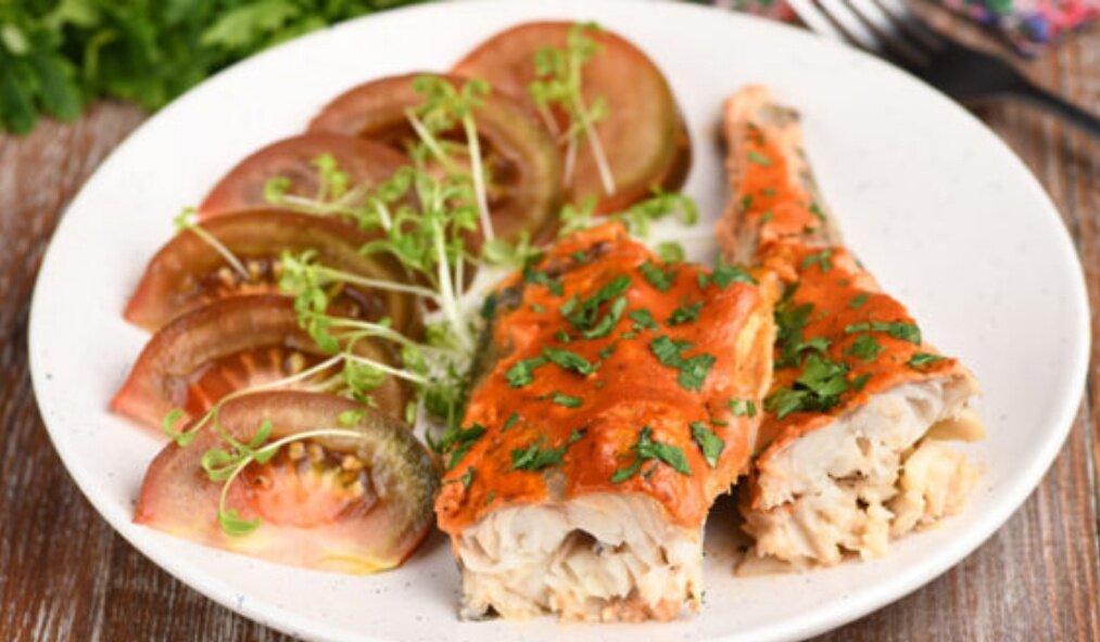 Минтай под томатно-сметанным соусом