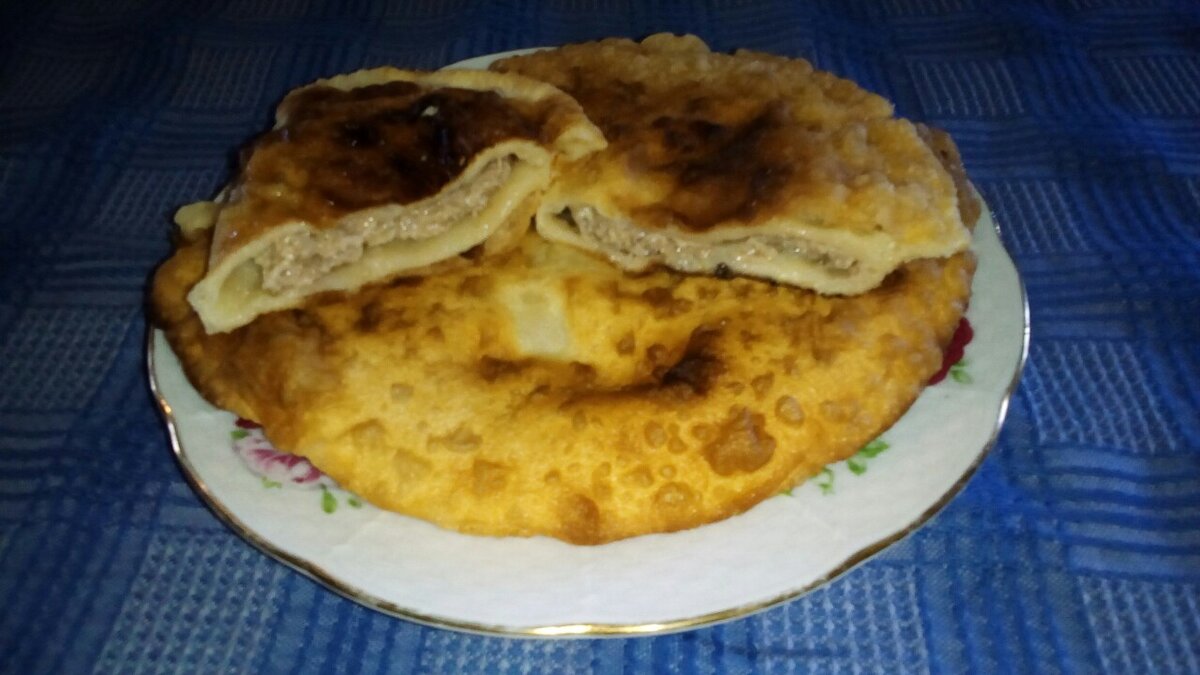 Чебуреки, как у мамы: непревзойденный рецепт для всех случаев жизни