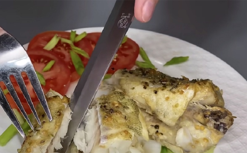 Необычные блюда из простых продуктов: запеченный минтай с горчичным соусом и домашним хлебом