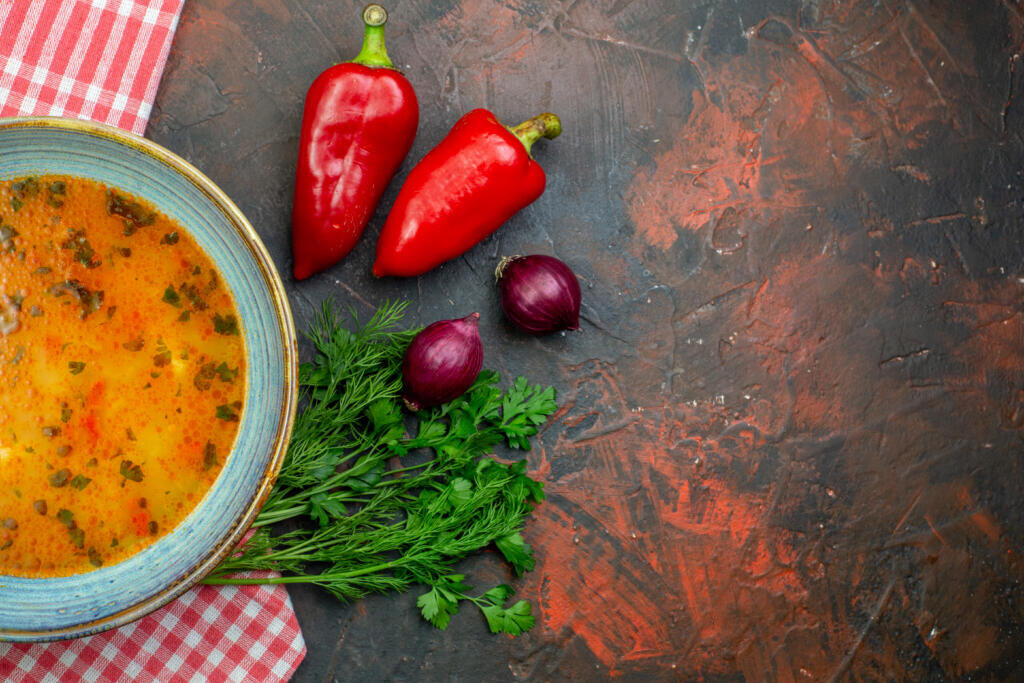 Постный рассольник с перловкой и солеными огурцами