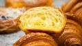 Круассаны и игристое: как французский деликатес вдохновляет русскую кухню
