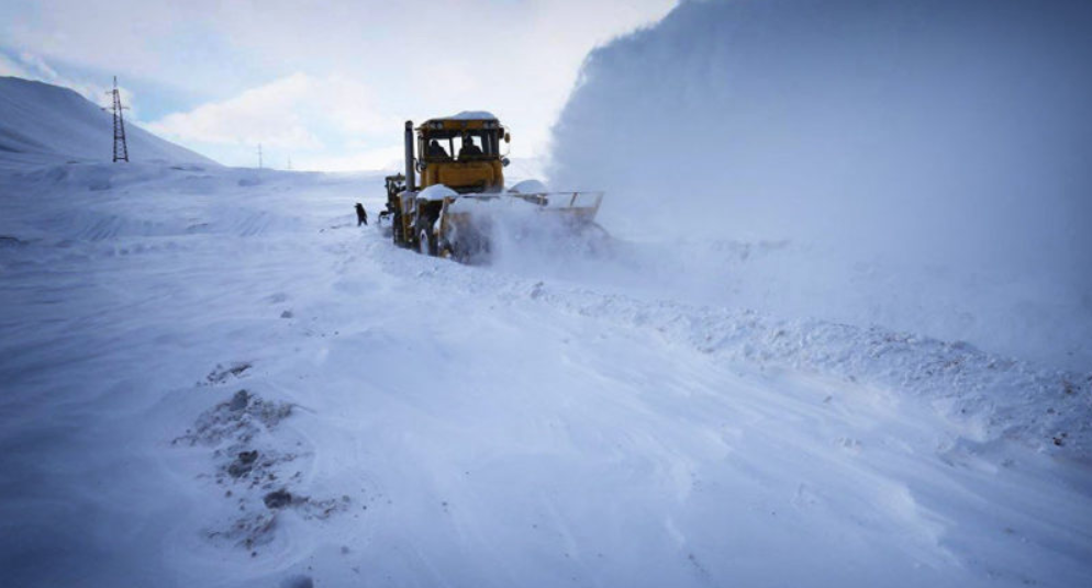 Снежная лавина парализовала движение на военно-грузинской дороге