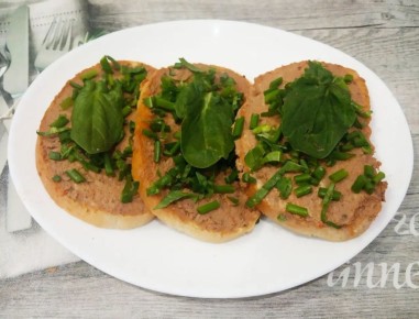 Нежные бутерброды с куриным паштетом и зеленью