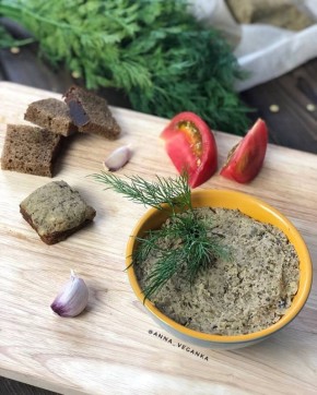 Постный паштет из чечевицы: восхитительная закуска с нотками моря