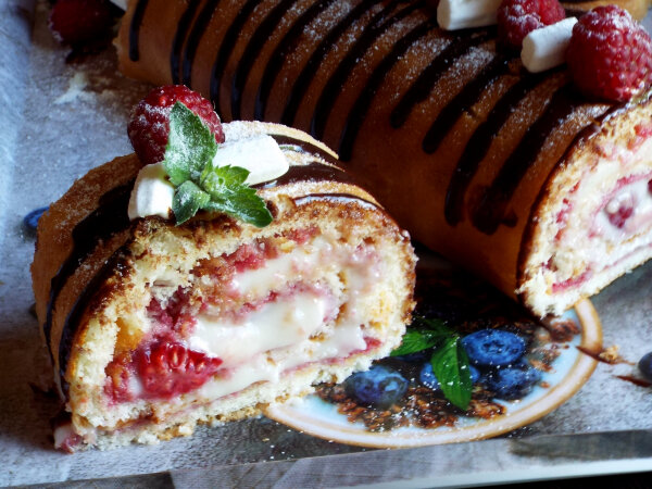 Нежные бисквитные рулеты для сладкого настроения