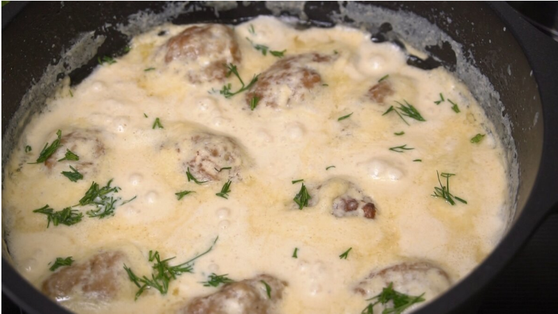 Котлеты в сырном соусе: универсальный рецепт для семейного ужина
