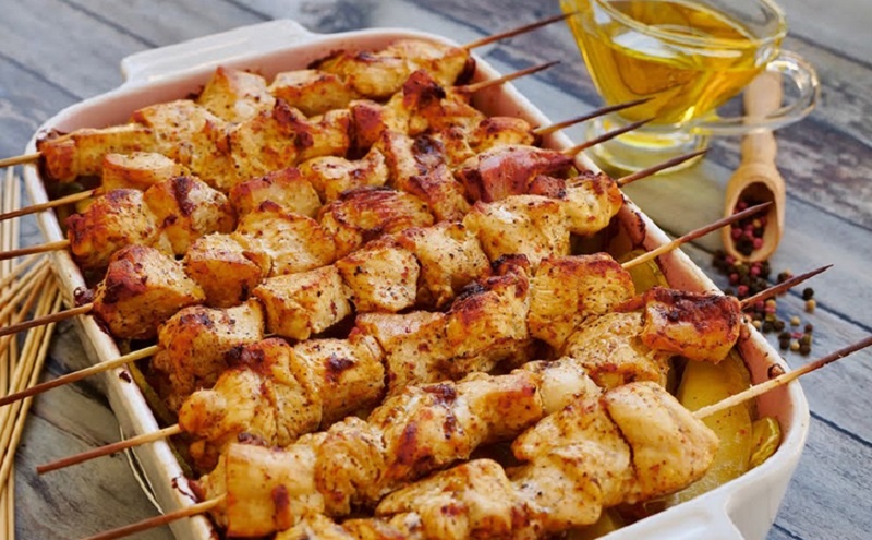 Шашлык в духовке: как приготовить мясо и гарнир с минимальными усилиями