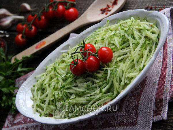 Праздничный салат 'Восторг' с курицей и грибами