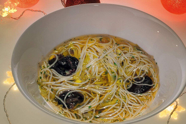 Восстанавливающий суп с лапшой и пореем, который поможет справиться с похмельем