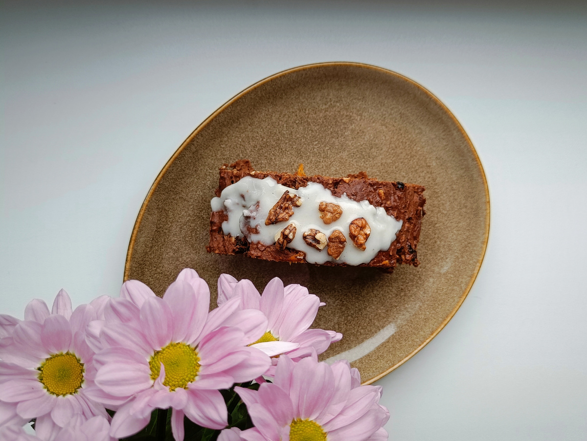 Ароматный морковный пирог с грецкими орехами и английским шармом