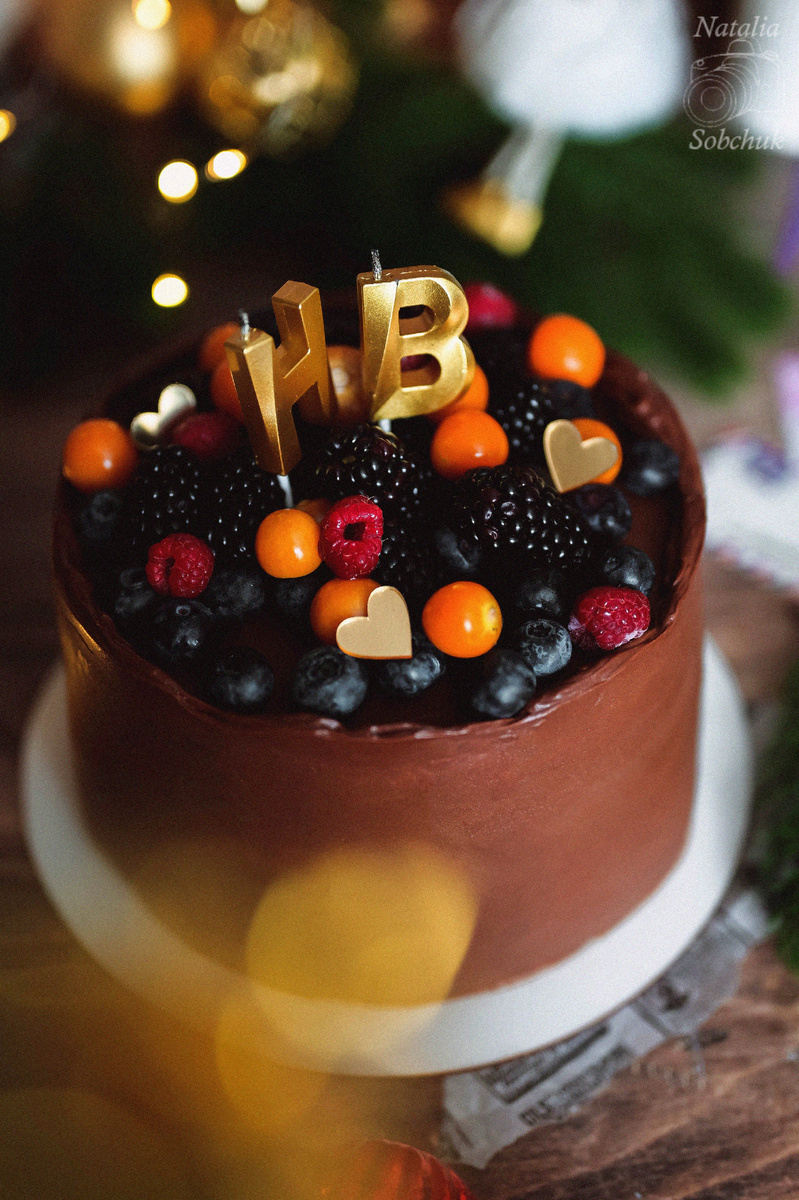 Шоколадный торт с вишней и сливочно-шоколадным кремом