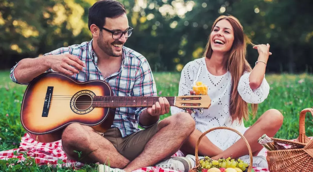 Майские шашлыки: как аромат мяса вдохновляет на романтические приключения