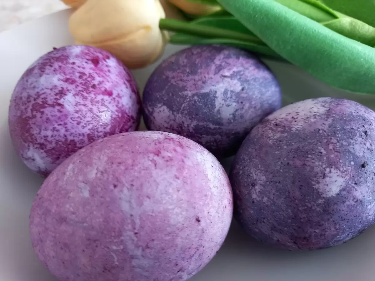 Яркие яйца к Пасхе: как украсить их с помощью ягод