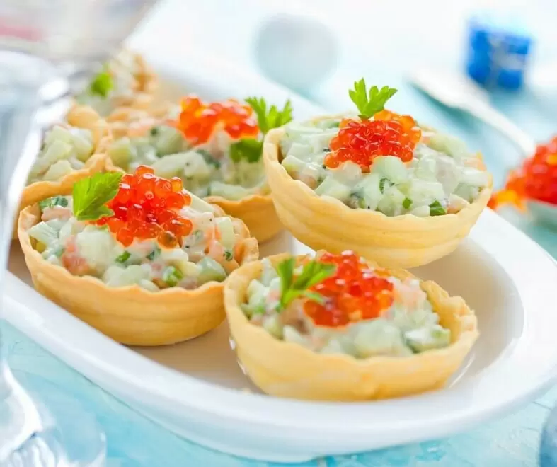 Сочный рыбный салат в тарталетках: идеальная закуска для любого праздника