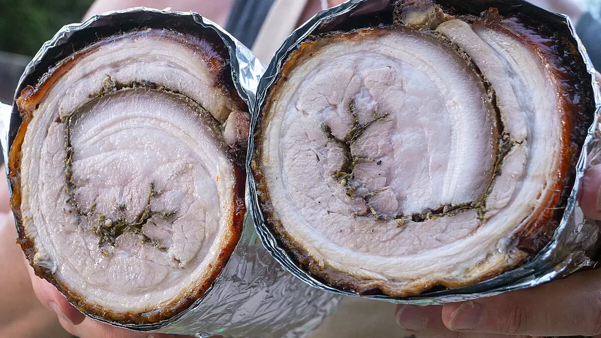 Рулет из вкусной грудинки: как легко порадовать себя и гостей