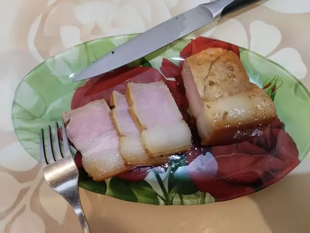 Секреты приготовления сала в луковой шелухе