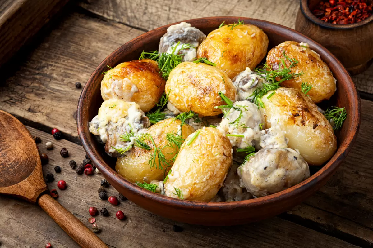 Вкусное сочетание картофеля и грибов в горчичном соусе