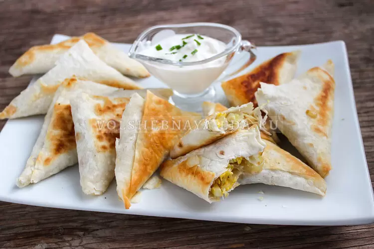 Пирожки из лаваша с капустой и яйцом на сковороде