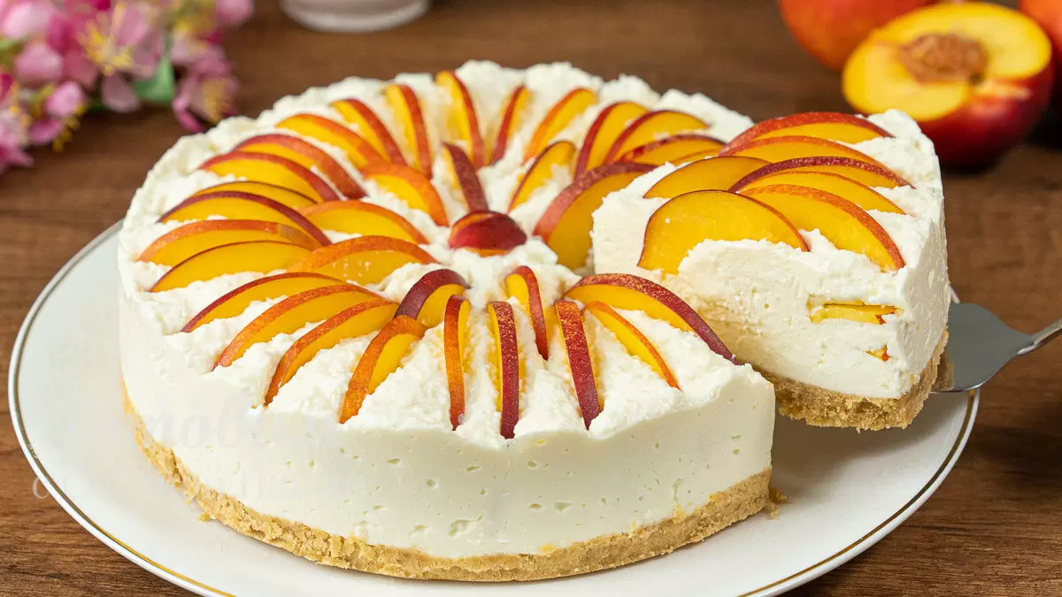 Нежный торт без выпечки с нектаринами